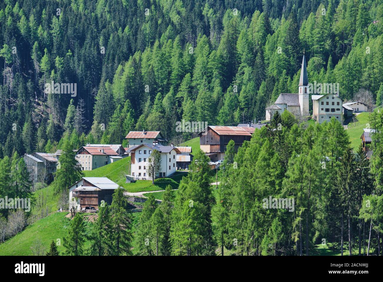 Immagine di un villaggio nel Sud Tirolo vicino al Passo Pordoi Foto Stock