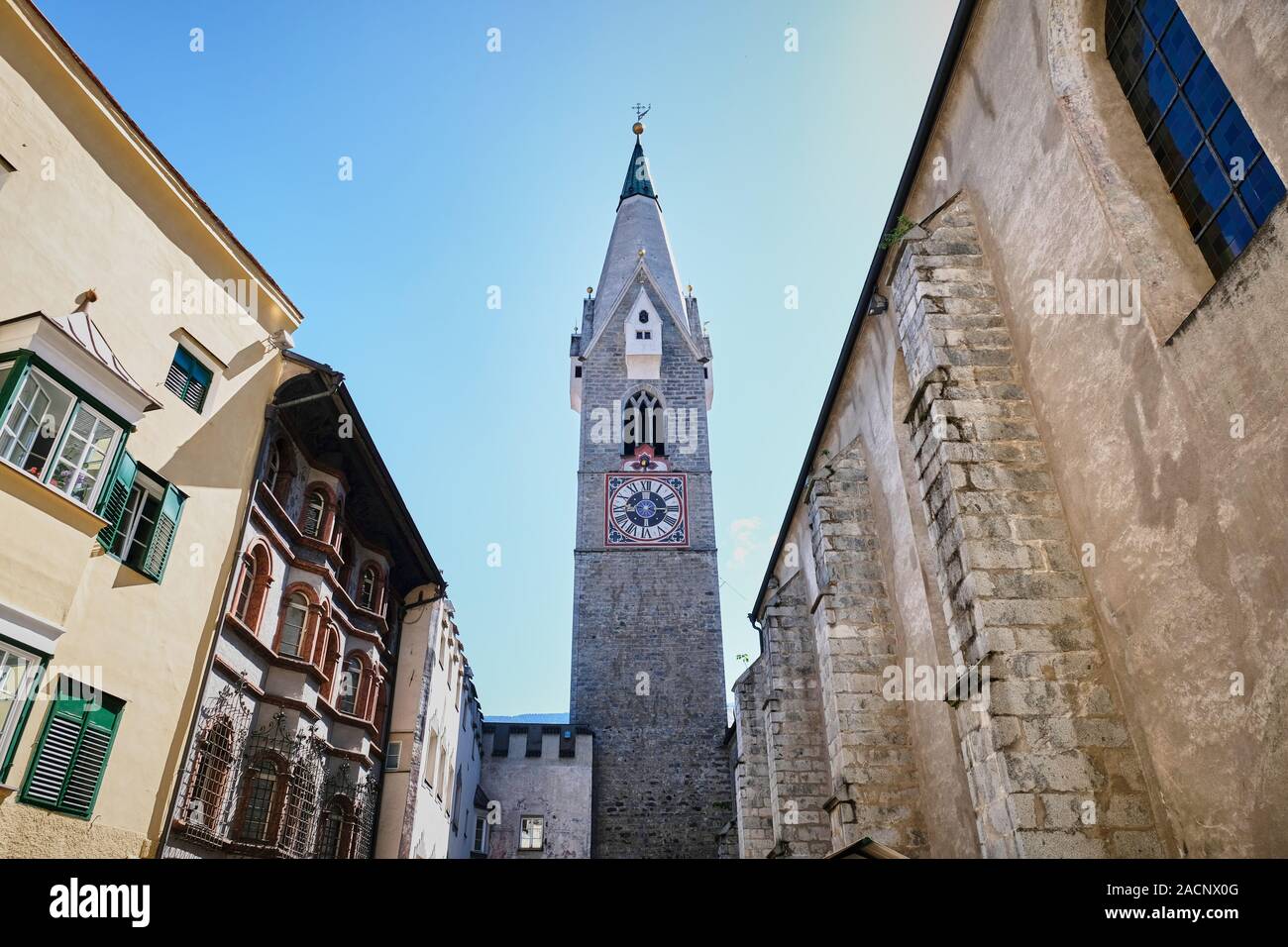 Immagine della famosa torre bianca a Bressanone, Italia Foto Stock