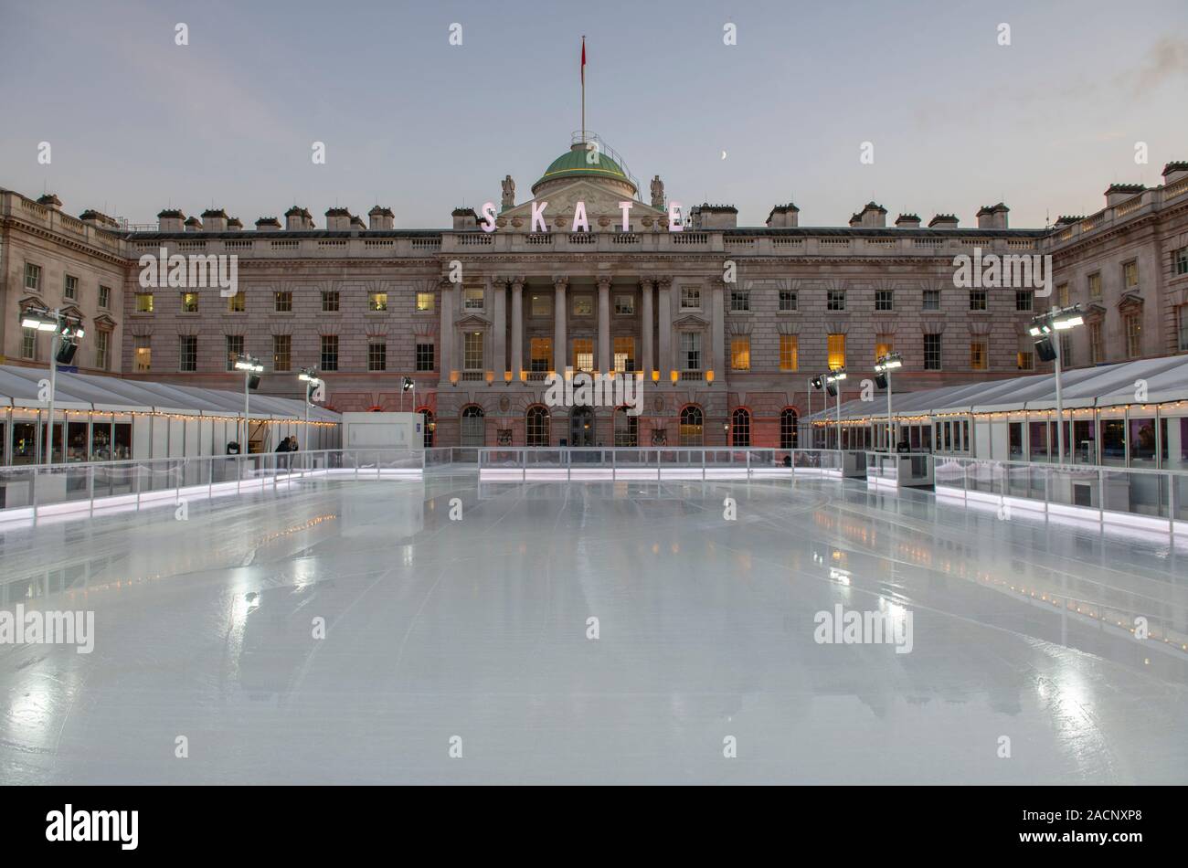 La Somerset House, London, Regno Unito. 2° dicembre 2019. La luce proiettata rink si prepara ad aprire a skaters al crepuscolo come Somerset House annunciano il primo del Regno Unito, il sempre 24 ore di pattinaggio sabato 7 dicembre sul pattino a Somerset House con Fortnum & Mason. Credito: Malcolm Park/Alamy. Foto Stock