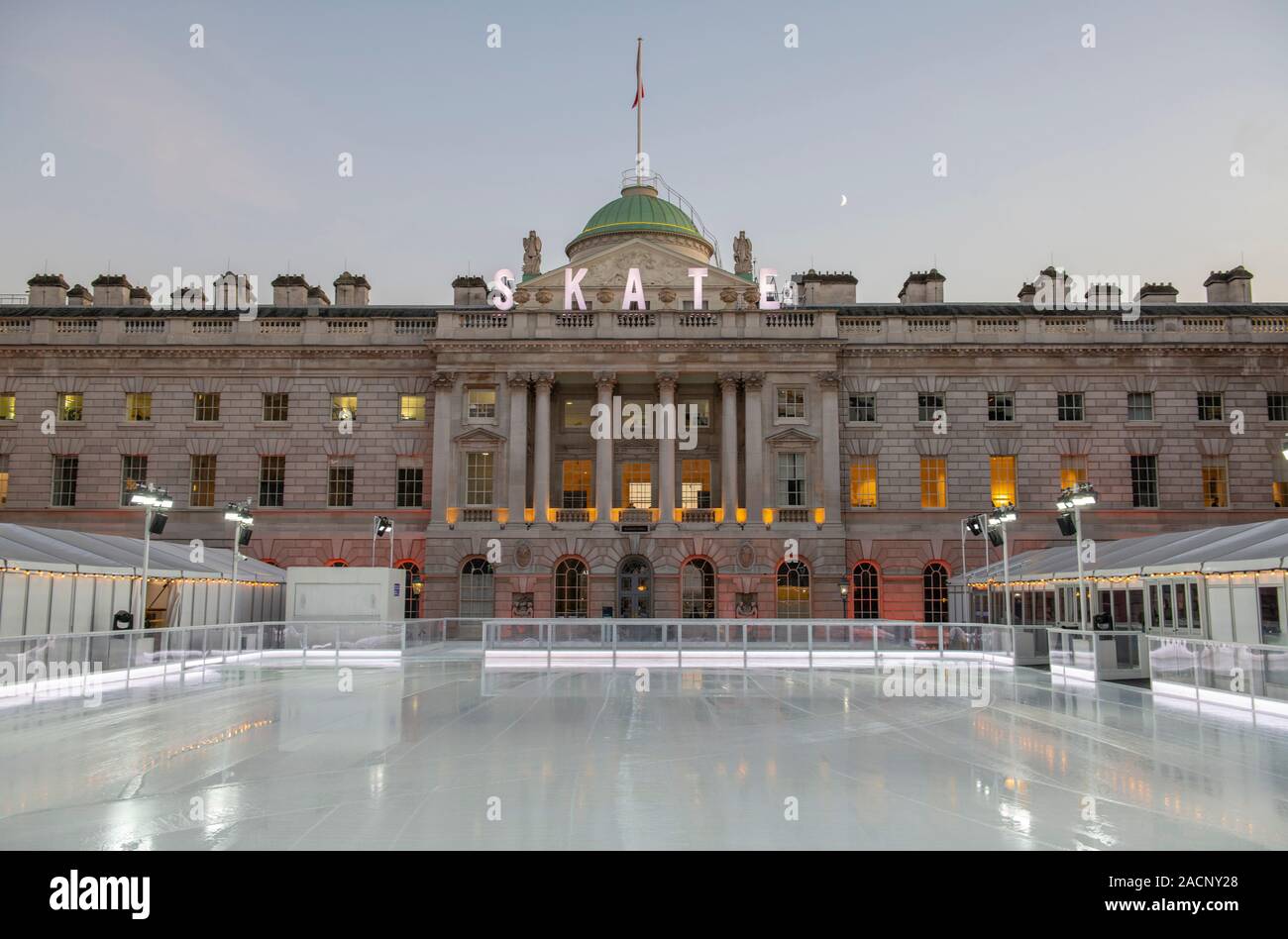 La Somerset House, London, Regno Unito. 2° dicembre 2019. La luce proiettata rink si prepara ad aprire a skaters al crepuscolo come Somerset House annunciano il primo del Regno Unito, il sempre 24 ore di pattinaggio sabato 7 dicembre sul pattino a Somerset House con Fortnum & Mason. Credito: Malcolm Park/Alamy. Foto Stock