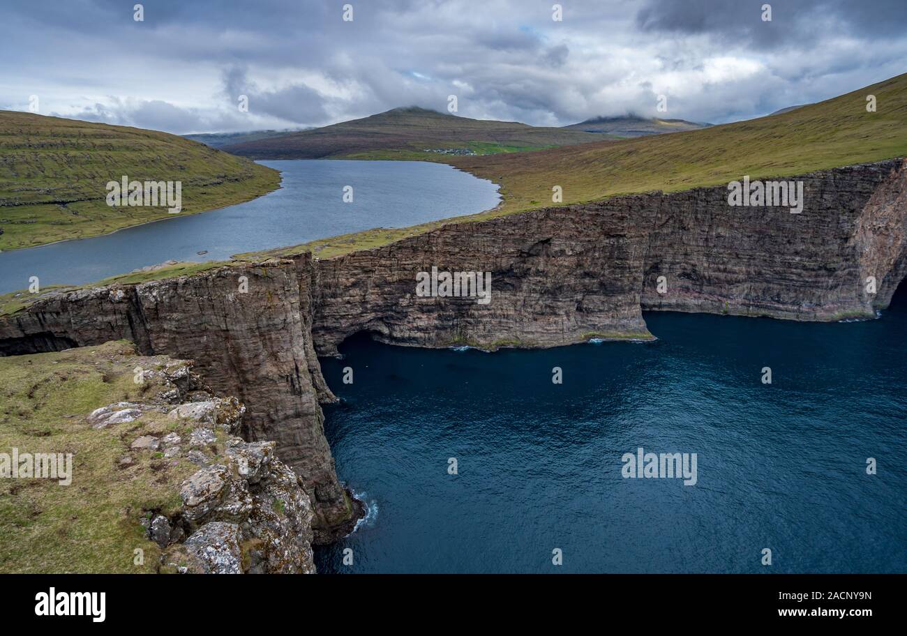 Lago Sorvagsvatn oltre oceano nelle isole Faerøer Foto Stock