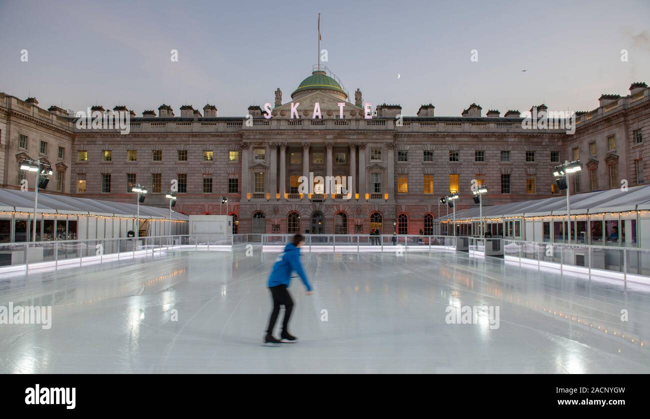 La Somerset House, London, Regno Unito. 2° dicembre 2019. La luce proiettata rink si prepara ad aprire a skaters al crepuscolo come Somerset House annunciano il primo del Regno Unito, il sempre 24 ore di pattinaggio sabato 7 dicembre sul pattino a Somerset House con Fortnum & Mason. Credito: Malcolm Park/Alamy. Foto Stock