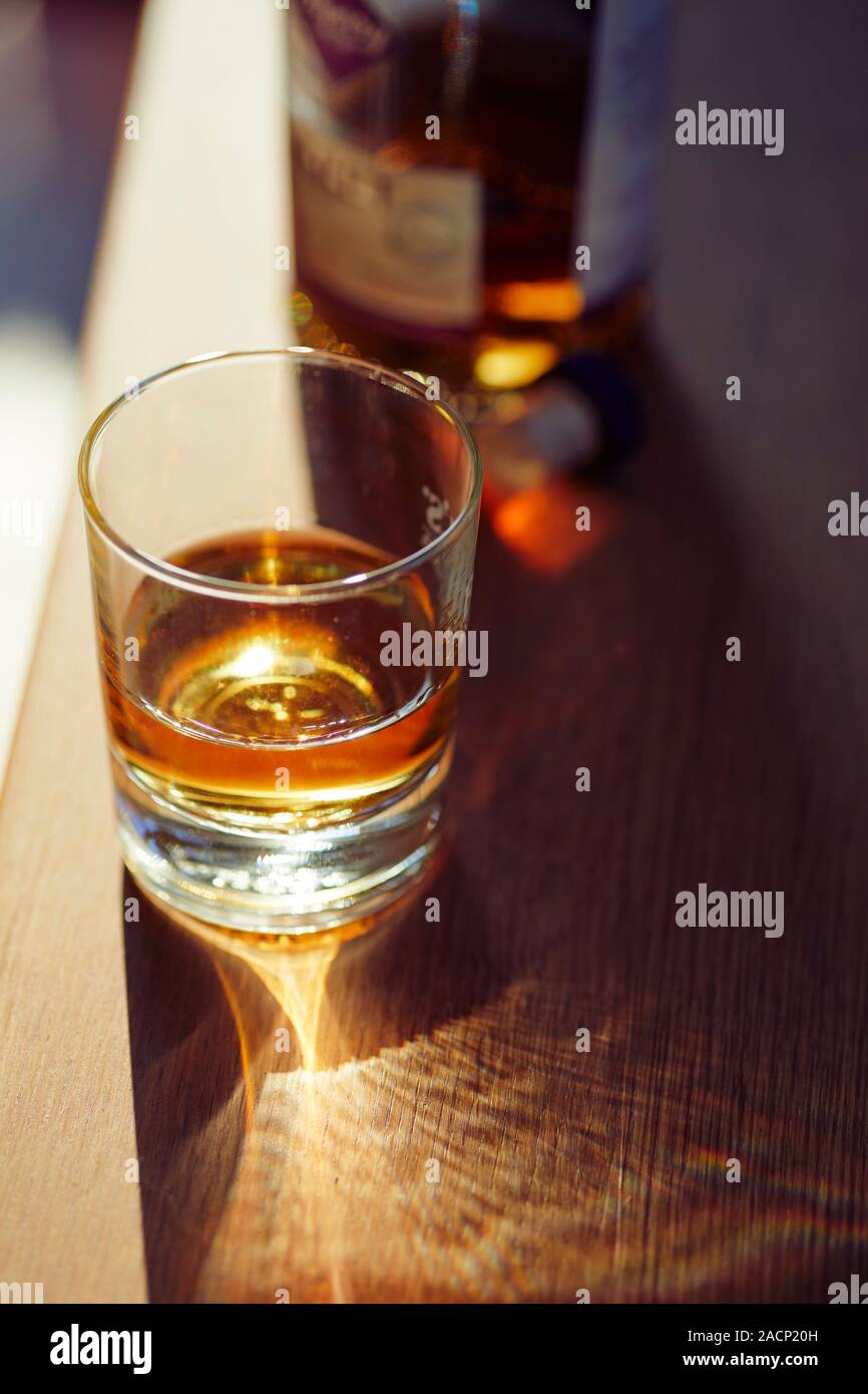 Bicchiere di whisky e una bottiglia Foto Stock