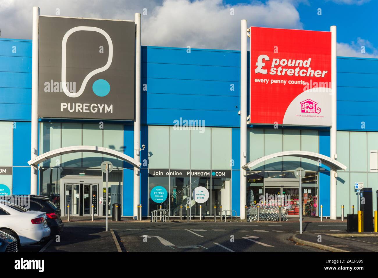 Il Puregym e Poundstretcher store, Ashton Retail Park, Wellington Rd, Ashton-under-Lyne, Tameside, Gtr. Manchester, Inghilterra, Regno Unito Foto Stock