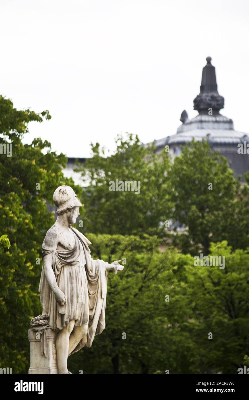 Le belle statue si trova sulla Avenue des Champs Elysees di Parigi, Francia Foto Stock