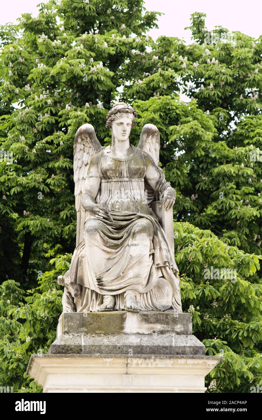 Le belle statue si trova sulla Avenue des Champs Elysees di Parigi, Francia Foto Stock