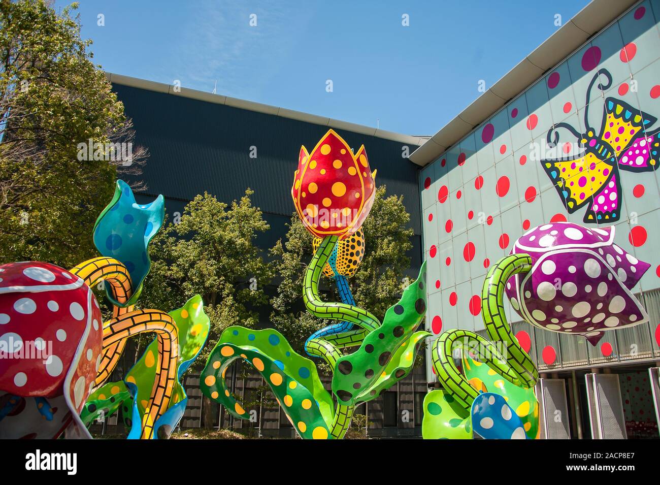 Matsumoto, Giappone - Aprile 2019: Arte installaion dall'artista giapponese Yayoi Kuama intitolato " La Veggente di fiori a Matsumoto City Museum of Art Foto Stock