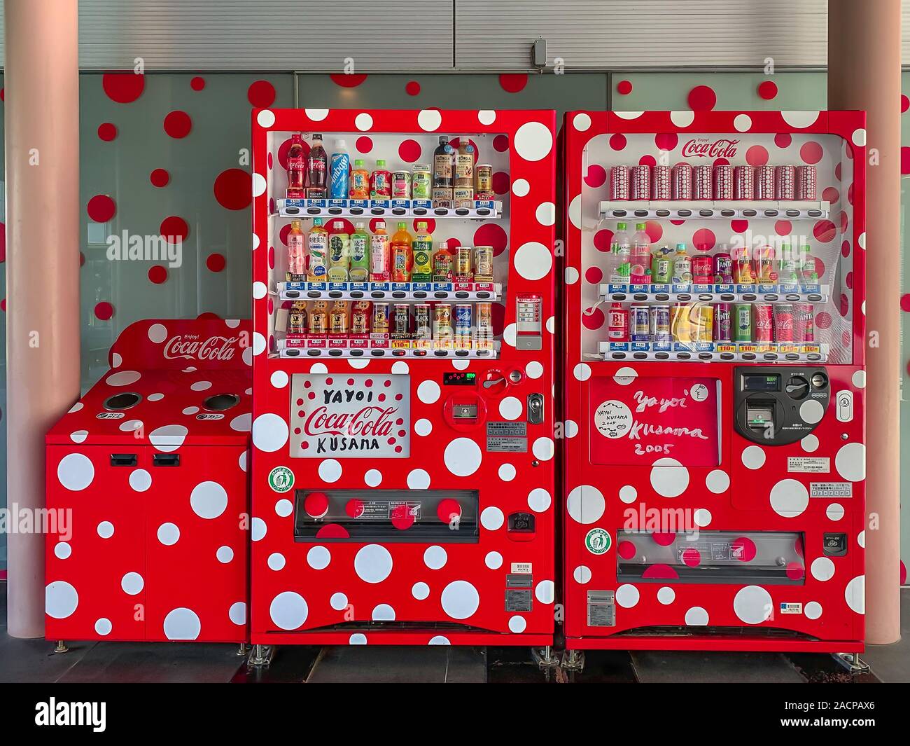 Matsumoto, Giappone - Aprile 2019: Themed Coco Cola distributore a Matsumoto City Museum di arte. Il lavoro è da artista locale Yayoi Kusama Foto Stock
