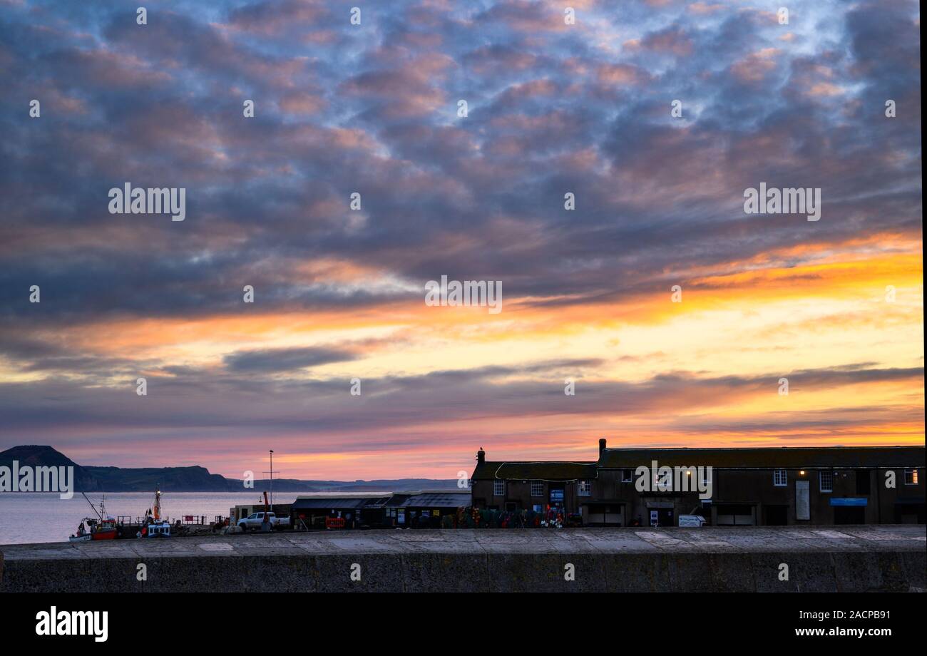 Lyme Regis, Dorset, Regno Unito. Il 3° dicembre 2019. Regno Unito Meteo: un meditabondo cielo sopra il Cobb poco dopo l'alba. Credito: Celia McMahon/Alamy Live News. Foto Stock