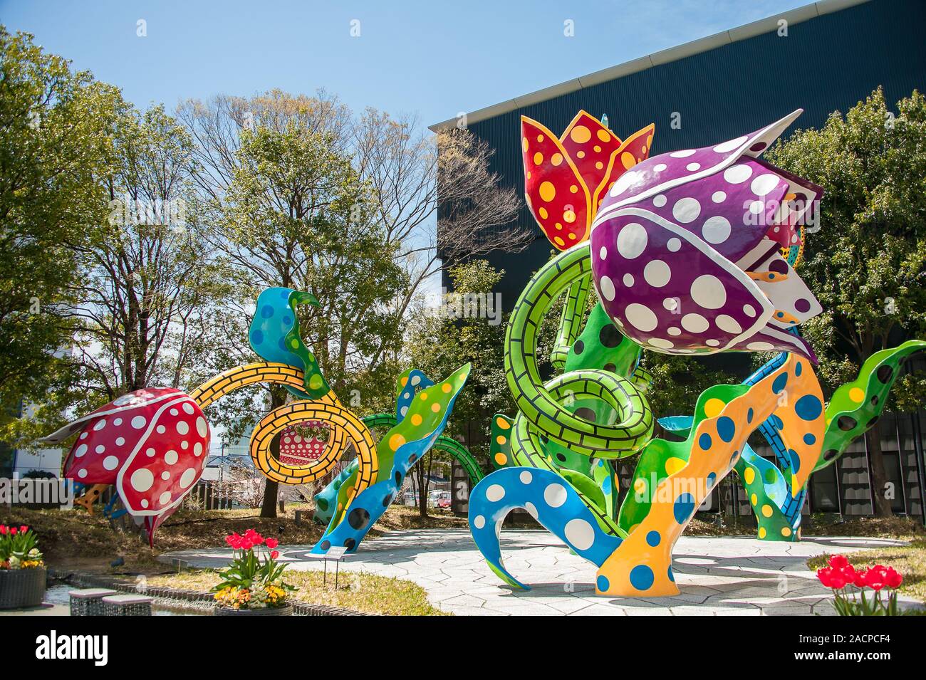Matsumoto, Giappone - Aprile 2019: Arte installaion dall'artista giapponese Yayoi Kuama intitolato " La Veggente di fiori a Matsumoto City Museum of Art Foto Stock