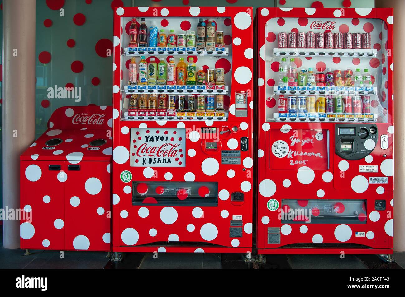 Matsumoto, Giappone - Aprile 2019: Themed Coco Cola distributore a Matsumoto City Museum di arte. Il lavoro è da artista locale Yayoi Kusama Foto Stock