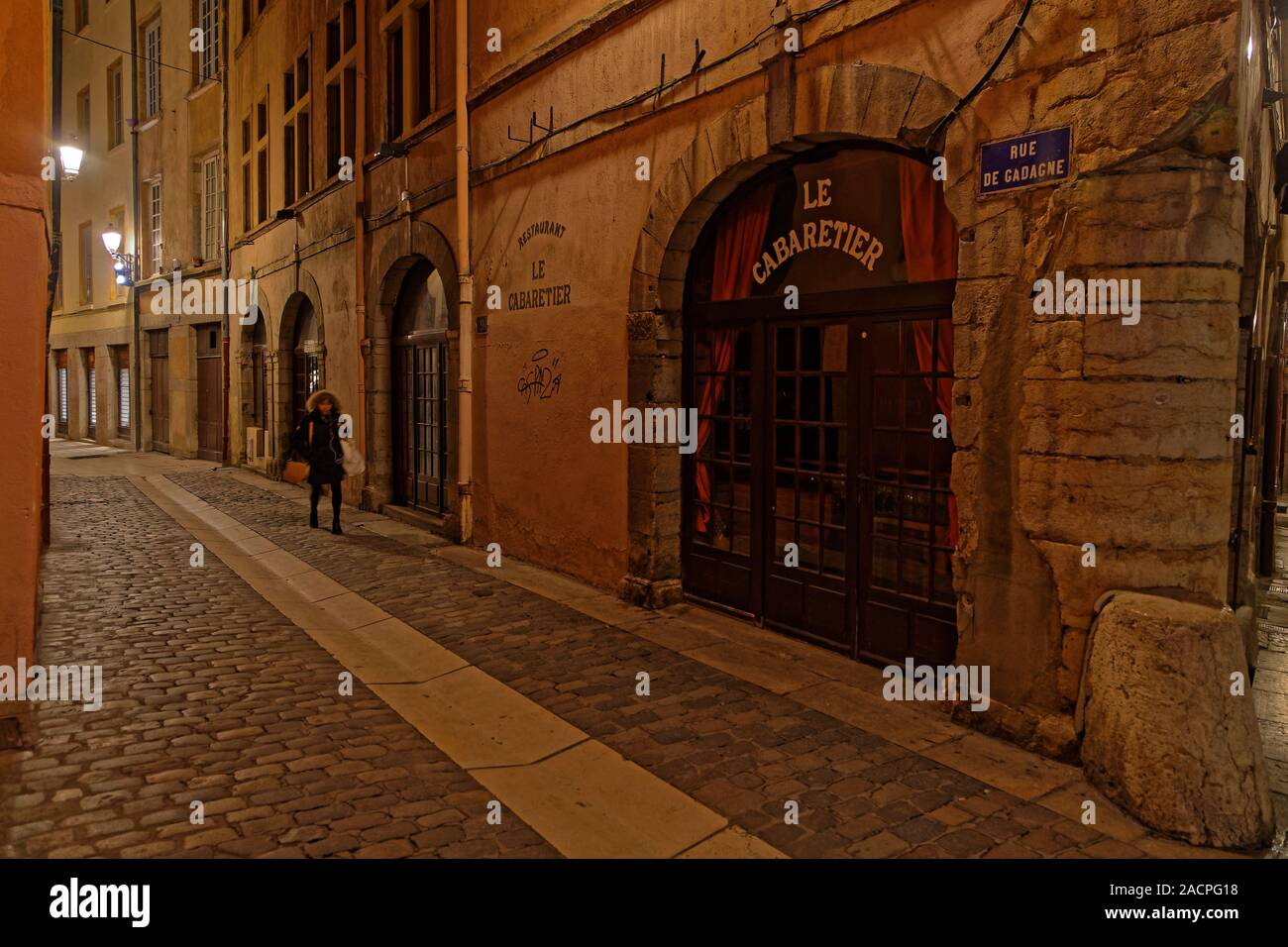 Lione, Francia, 2 Dicembre 2019 : notte invernale nel vecchio quartiere di Vieux-Lyon strade. Foto Stock
