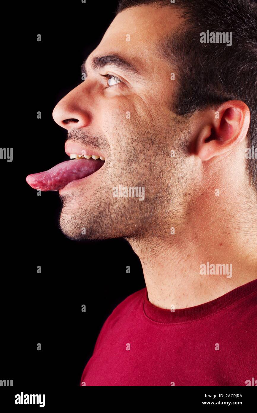 Uomo maschio con la lingua di fuori Foto Stock