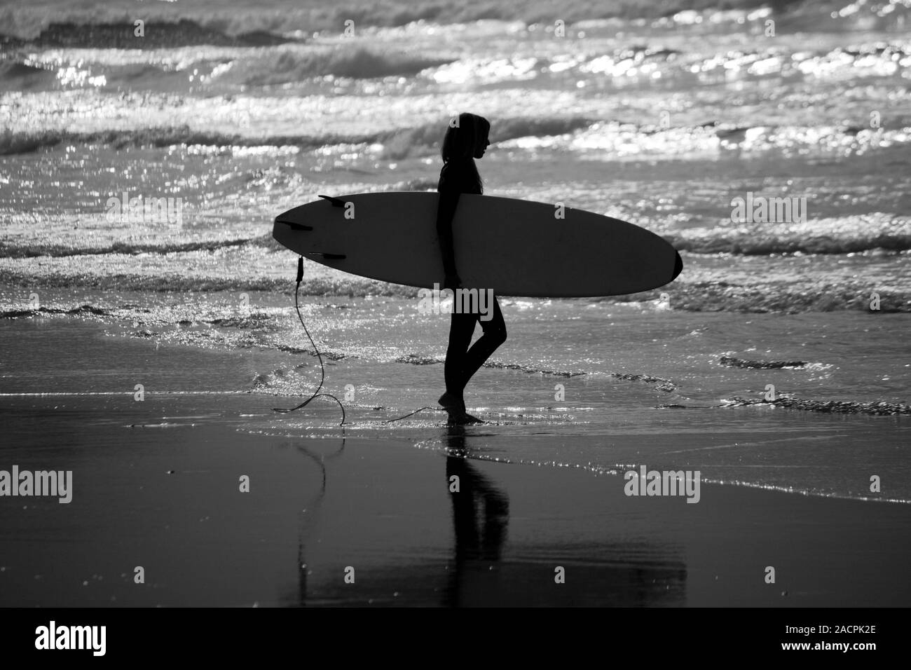 Ragazza del surfista Foto Stock