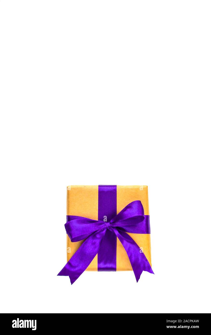 Giftbox legato con viola ribbon colore isolato su bianco con copyspace. Piatto stile di laici. Foto Stock