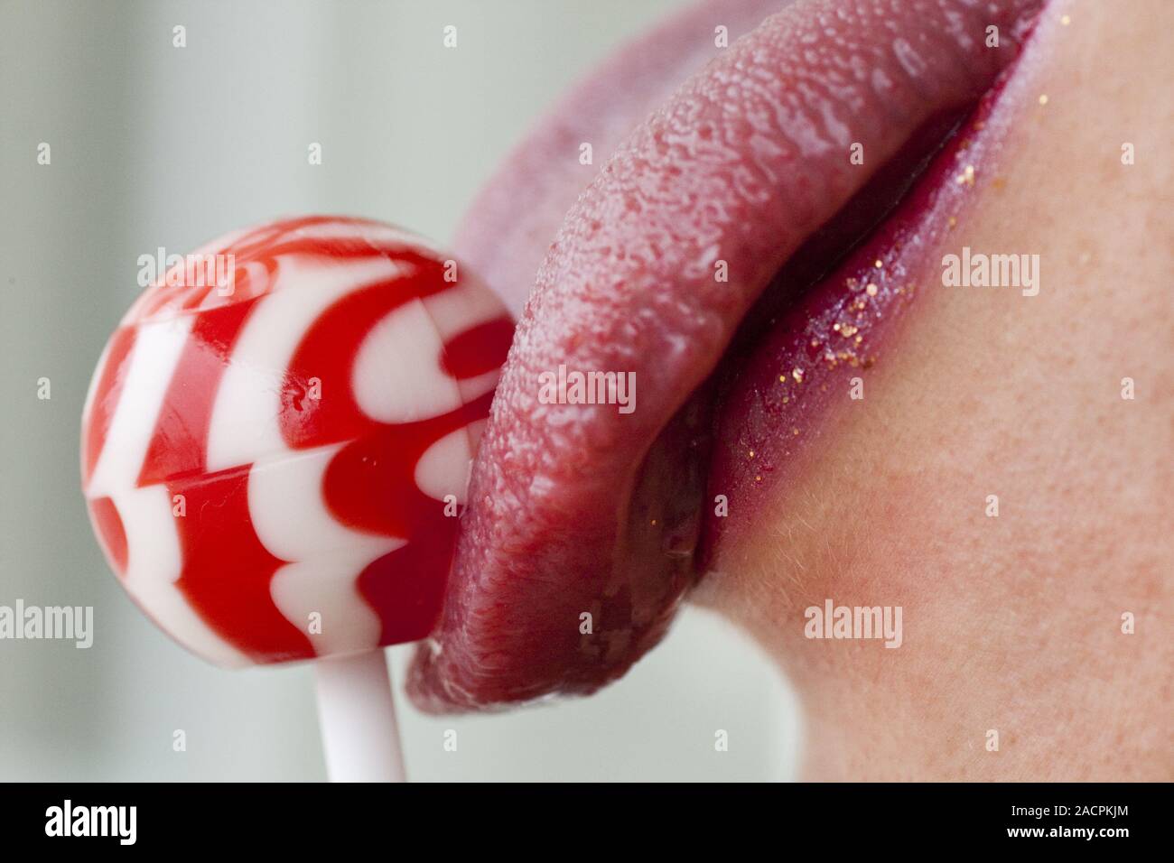 Labbra rosse con lecca-lecca Foto Stock