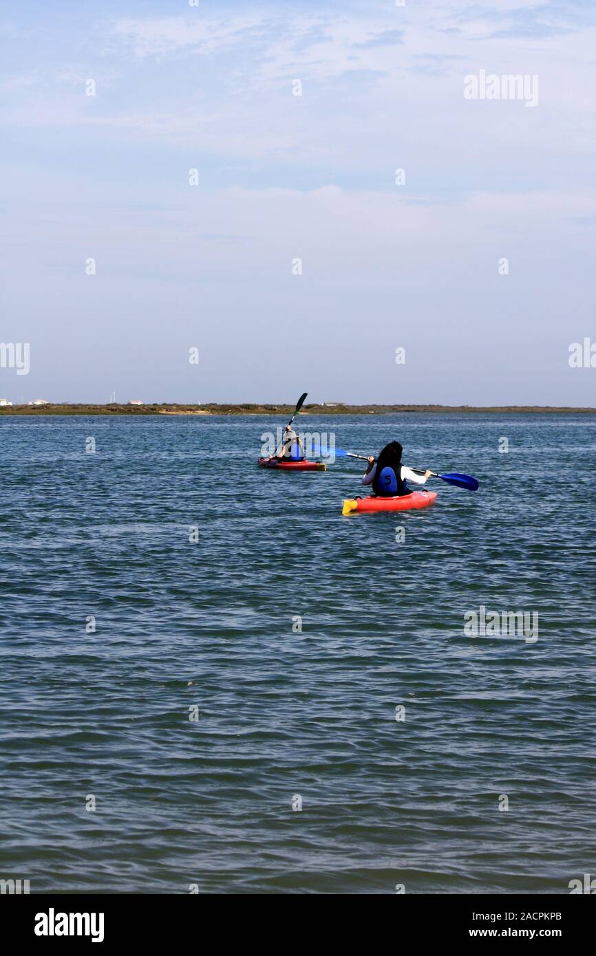 Due ragazze in kayak Foto Stock