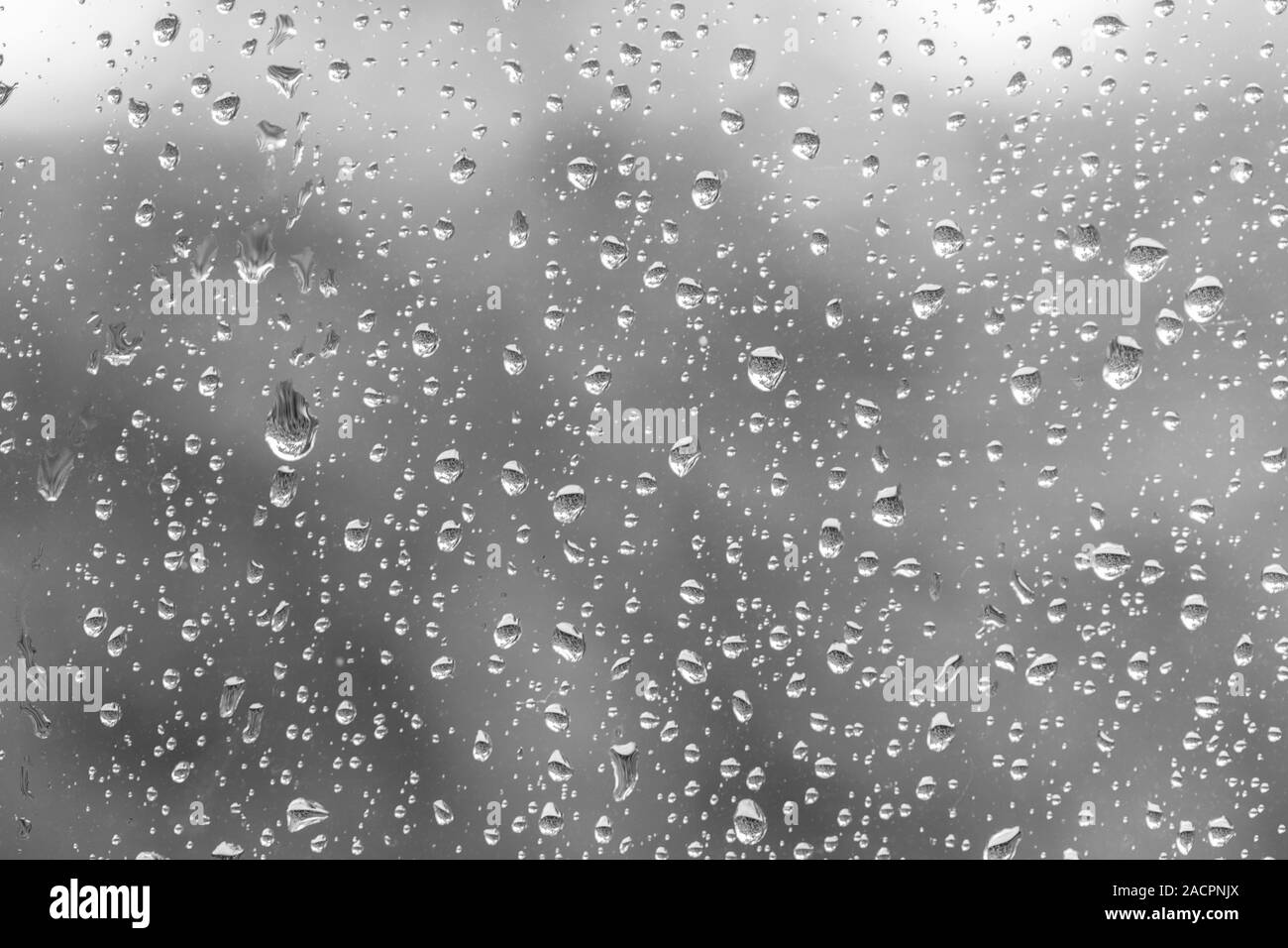 Le gocce di pioggia sul vetro come sfondo Foto Stock