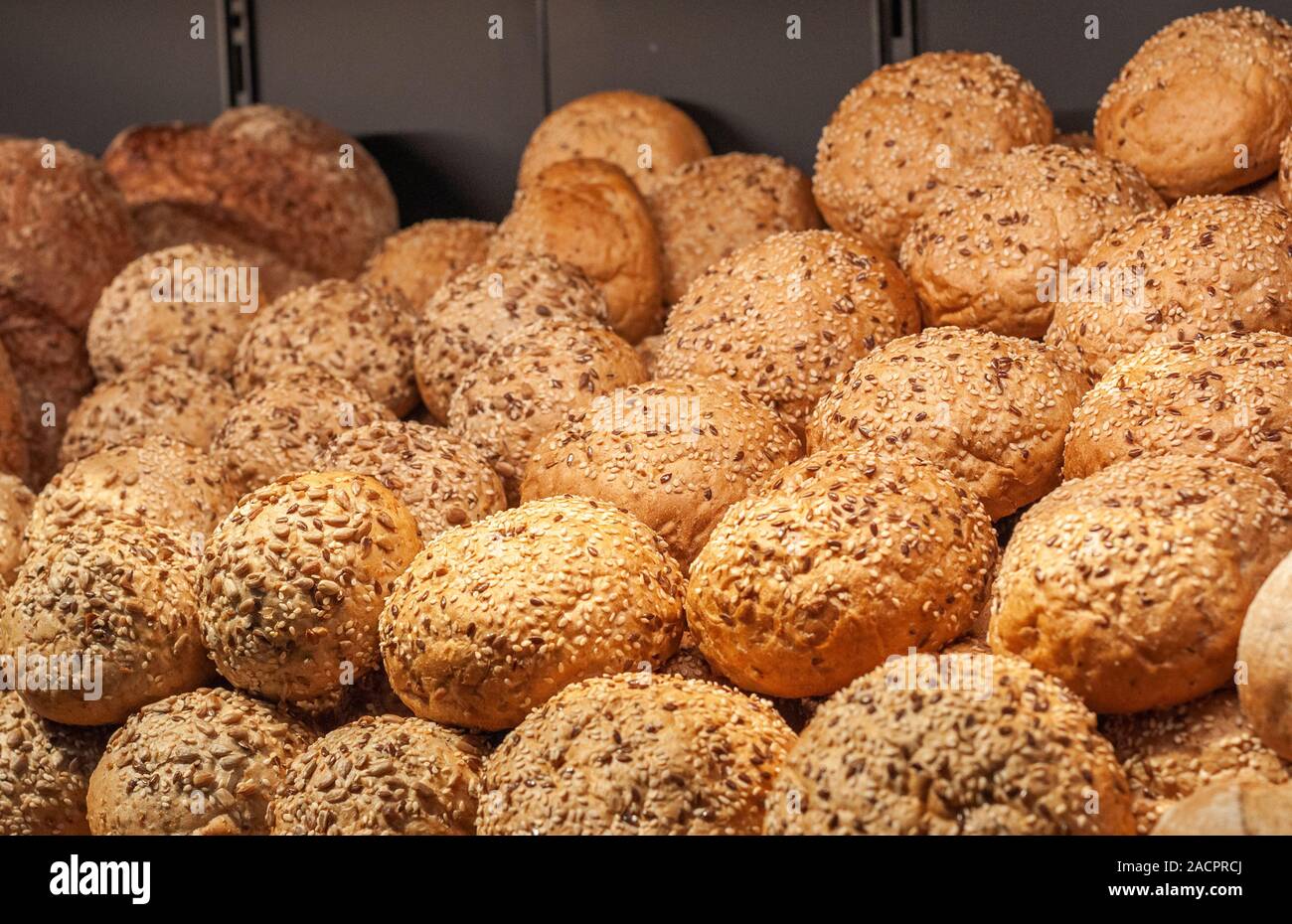 Diversi tipi di pane fatti a mano Foto Stock Diversi tipi di pane fatti a mano Foto Stock