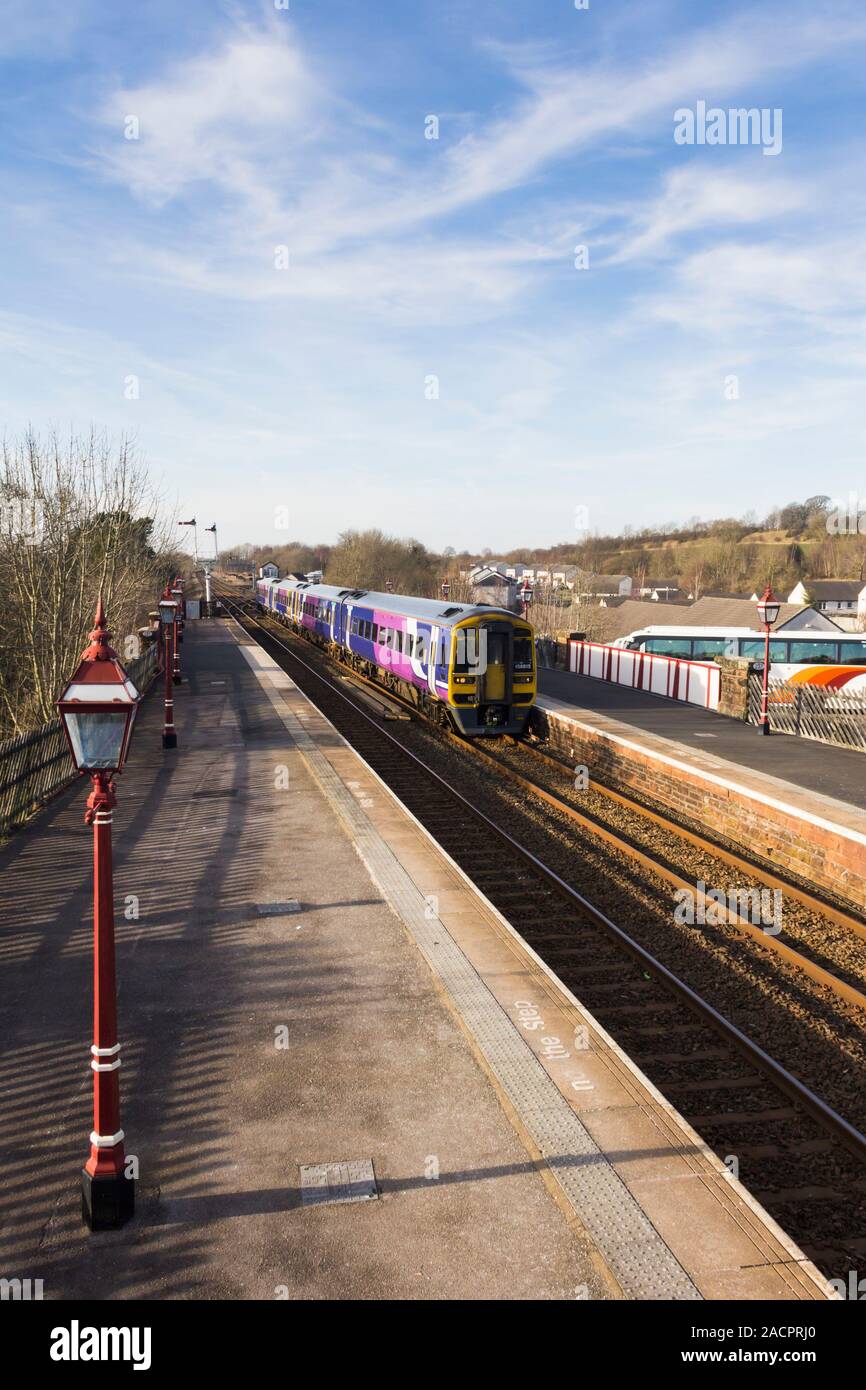 Southbound Carlisle a Leeds ferroviaria settentrionale 158 classe diesel multiple unit treni passeggeri che arrivano a Appleby stazione da stabilirsi a Carlisle linea. Foto Stock