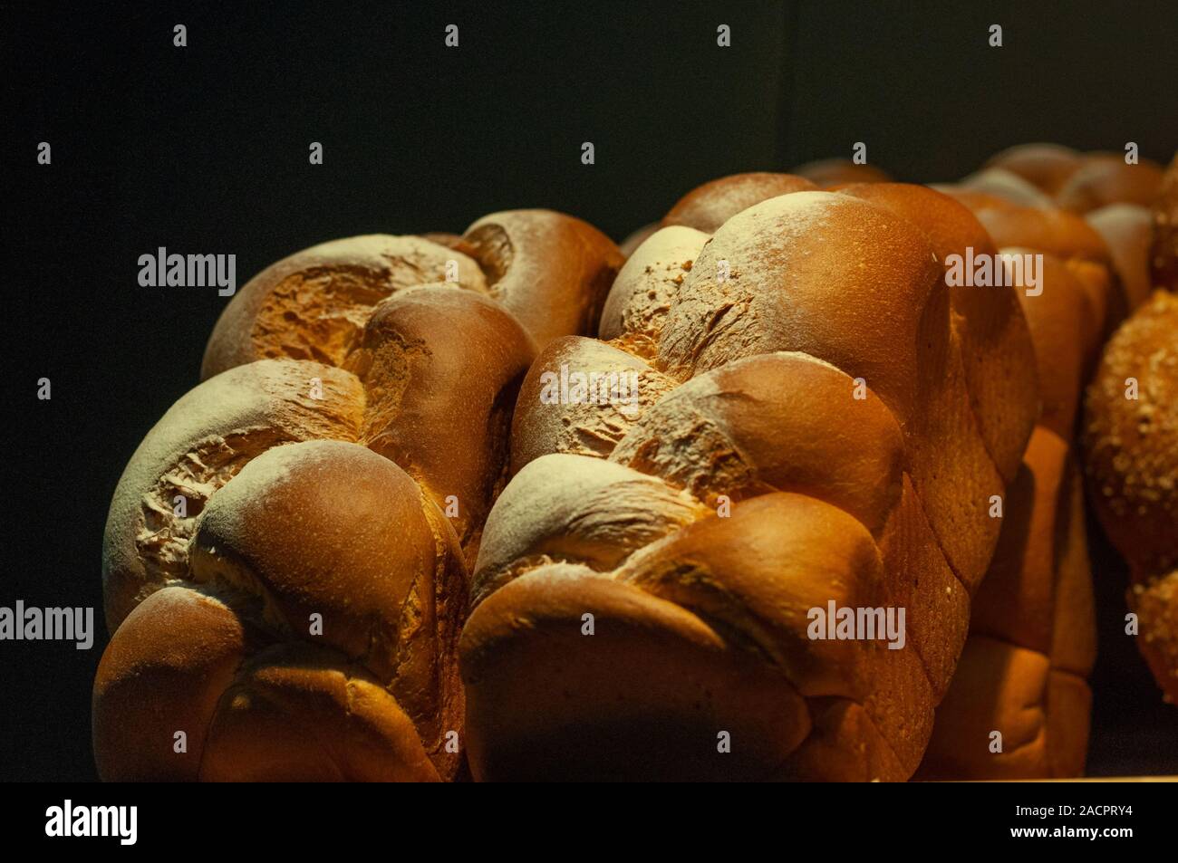 Diversi tipi di pane fatti a mano Foto Stock Diversi tipi di pane fatti a mano Foto Stock