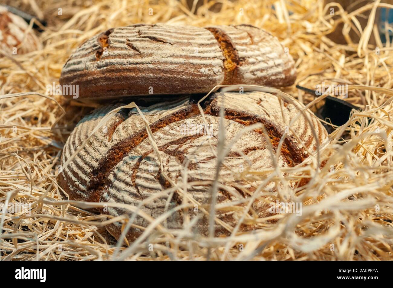 Diversi tipi di pane fatti a mano Foto Stock