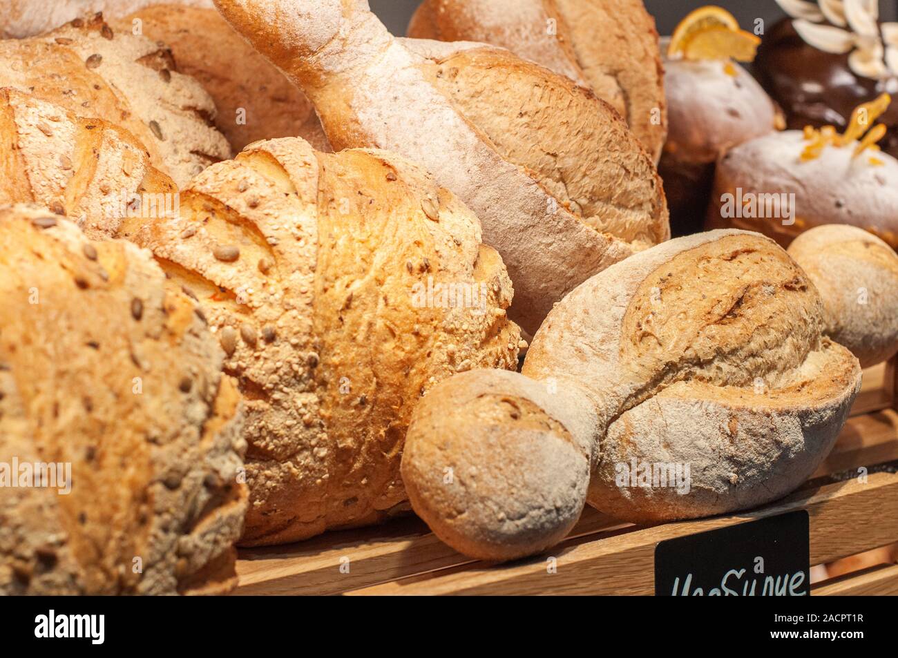 Diversi tipi di pane fatti a mano Foto Stock