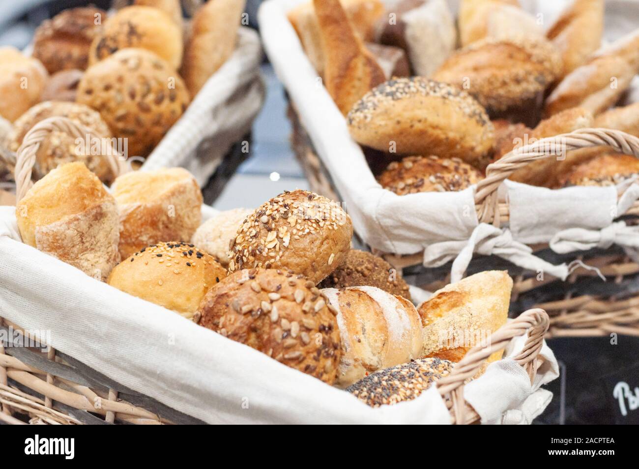 Diversi tipi di pane fatti a mano Foto Stock Diversi tipi di pane fatti a mano Foto Stock