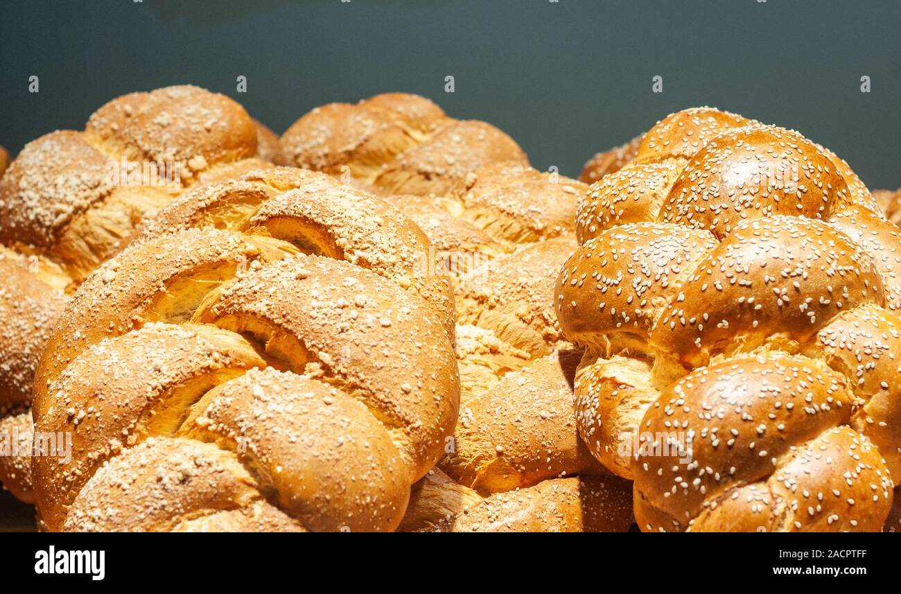 Diversi tipi di pane fatti a mano Foto Stock