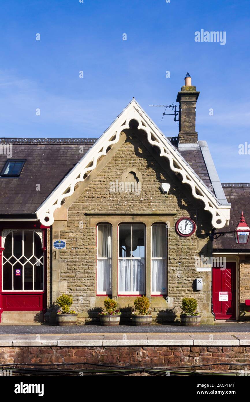 Il frontone della ex ufficio prenotazione edificio sulla stazione ferroviaria a Kirkby Stephen in Cumbria, ora utilizzato come self-catering un alloggio per le vacanze. Foto Stock