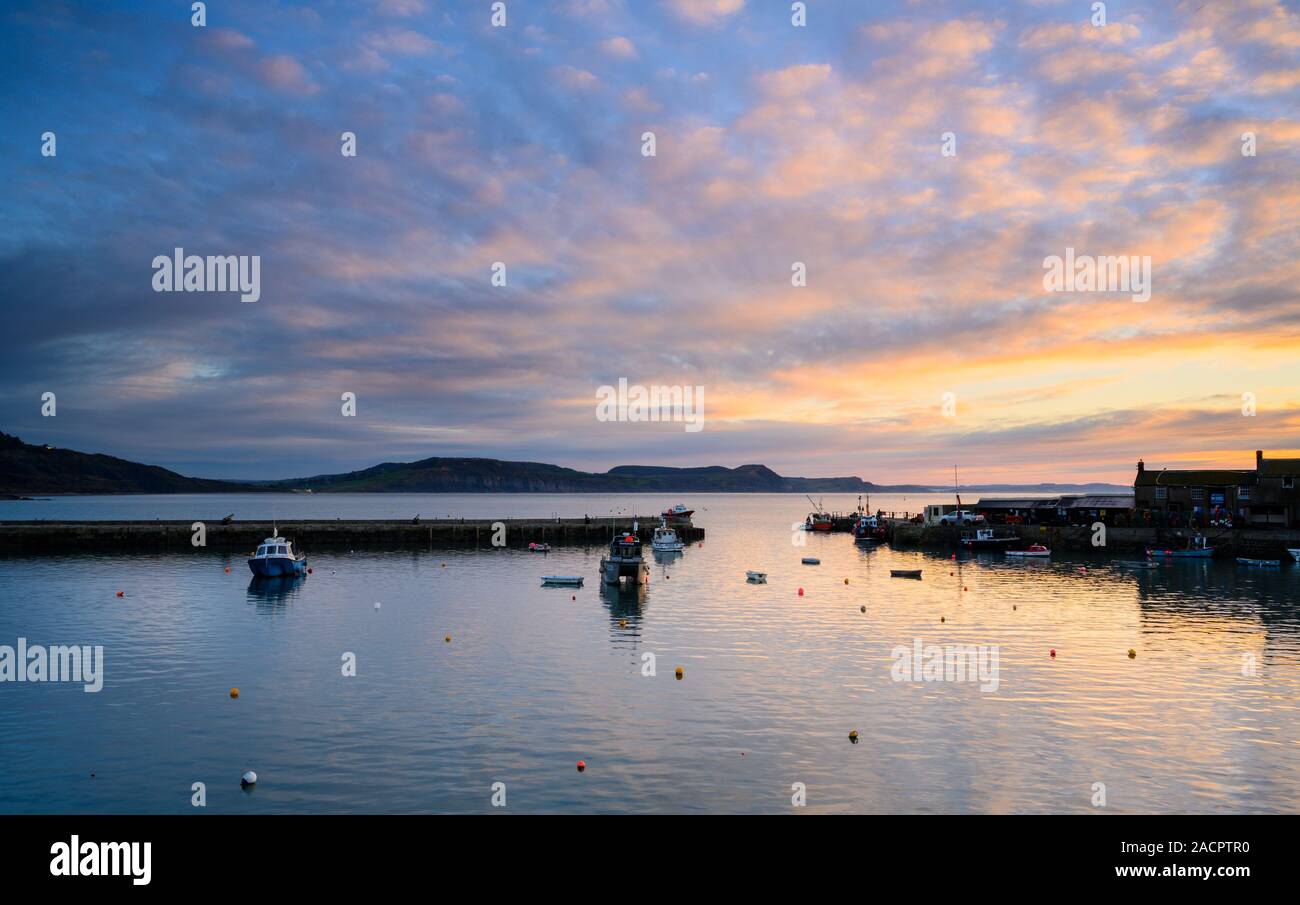 Lyme Regis, Dorset, Regno Unito. Il 3° dicembre 2019. Regno Unito Meteo: un broody cielo mattutino al Cobb, Lyme Regis. Credito: Celia McMahon/Alamy Live News. Foto Stock
