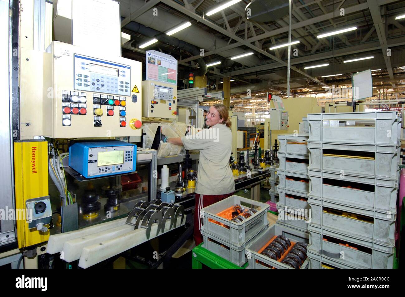 Ricambi auto fabbrica. Lavoratore della Renault di parti di ricambio in  fabbrica, Grand-Couronne, Francia Foto stock - Alamy