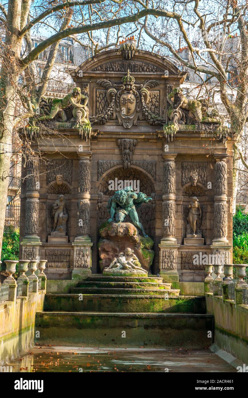 Parigi fontana medicea (La Fontaine Medicis, 1630) una fontana monumentale con sculture Polifemo sorprendente Aci e Galatea presso i Giardini di Lussemburgo. Foto Stock