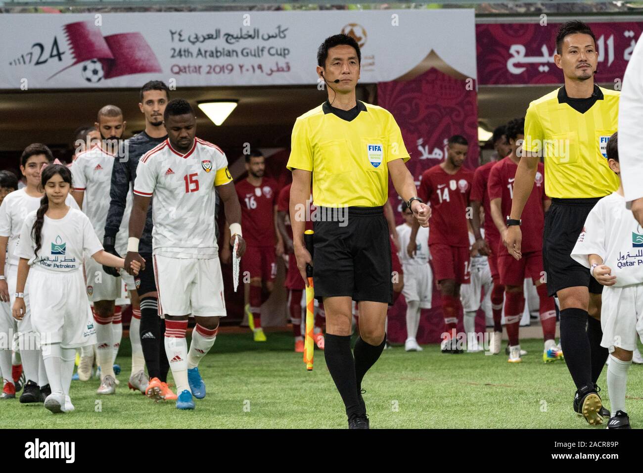 Più di 43.000 spettatori hanno gremito di Doha Khalifa International Stadium di testimoniare il Qatar sconfitta degli Emirati Arabi Uniti 4-2 in una partita emozionante per la ventiquattresima Golfo Arabico Cup. In seguito alla loro vittoria il lunedì, Asian champions e ospita il Qatar avanzate per le semifinali della manifestazione regionale, dove incontreranno in Arabia Saudita Foto Stock