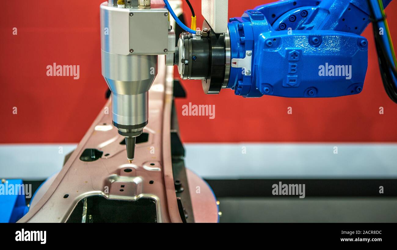 Bracci robotici opere sulla fabbrica di fabbricazione di automobili. Industrial saldatrici robotizzate saldare il corpo vettura. Macchina robot a braccio. Smart industria. Automobile prod Foto Stock