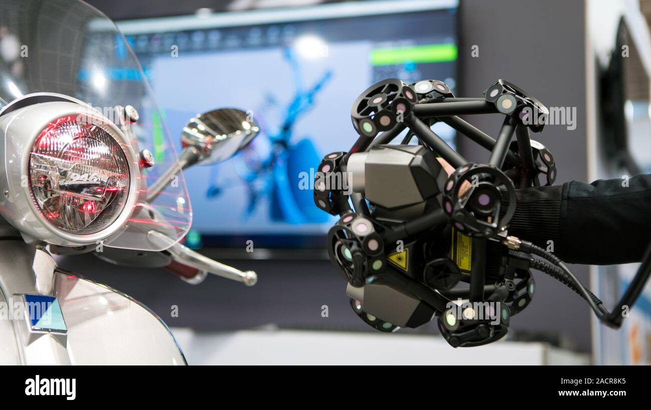 Taiwan-26 Aprile 2019: man mano la scansione di una motocicletta con una macchina di misura 3D scan alta parte di precisione per il reverse engineering. Portable 3D scann Foto Stock