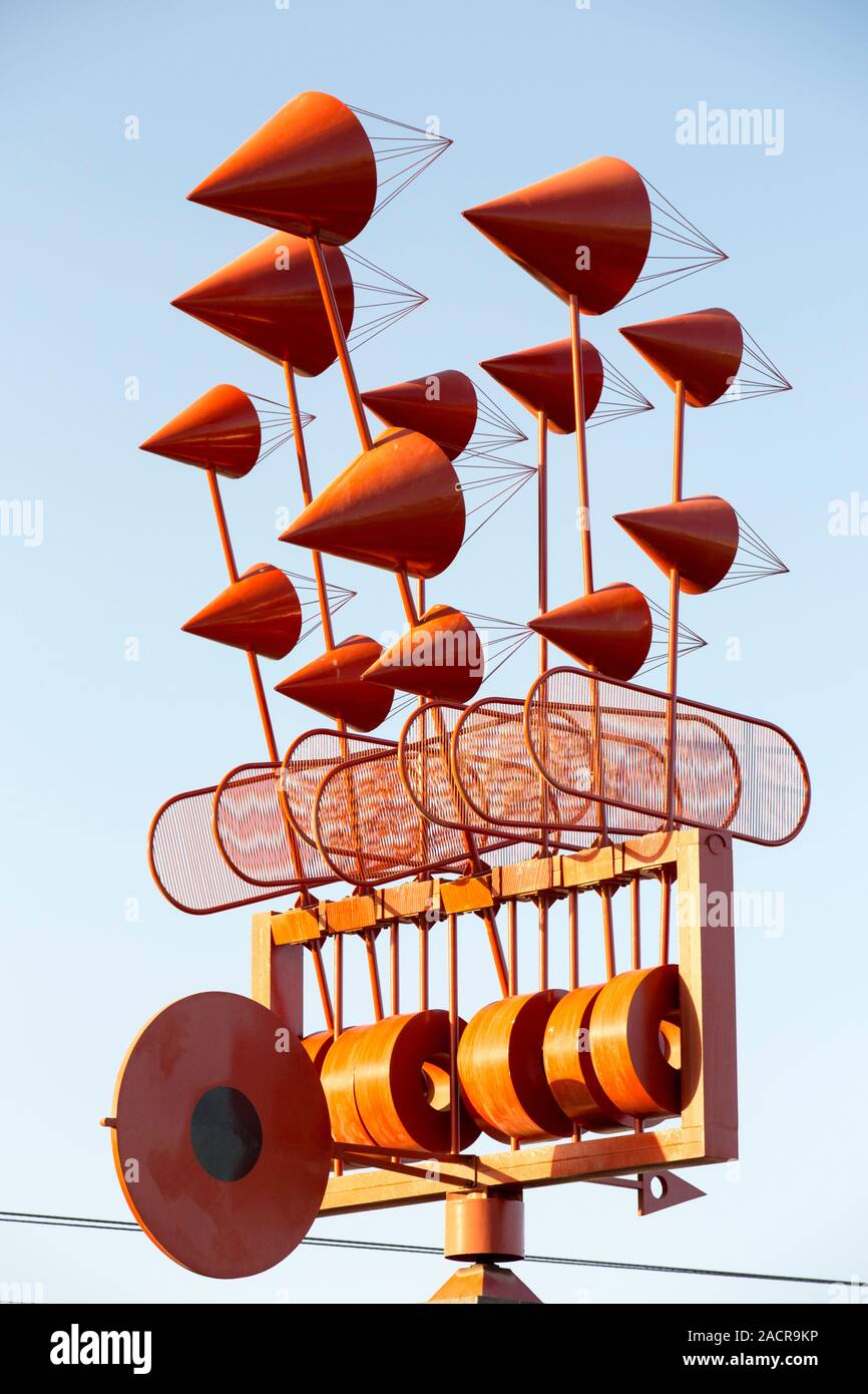 Una scultura in movimento su una rotatoria in Arrieta a Lanzarote dal famoso artista Cesar Manrique. Foto Stock