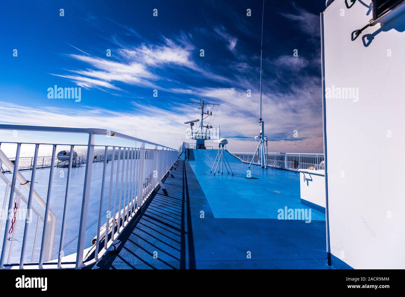 Vuoto sun deck di un traghetto Foto Stock