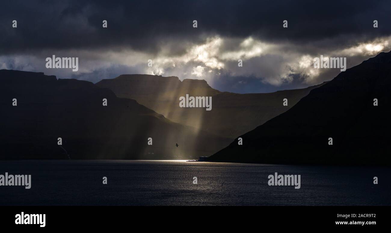 Sunbeam rompere attraverso le nubi sulle Isole Faerøer Foto Stock