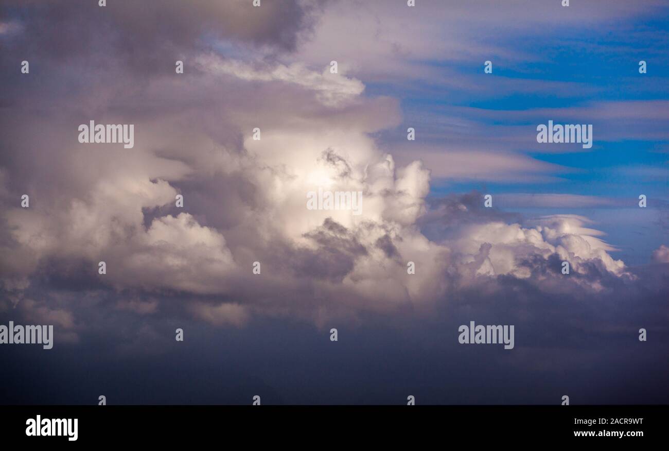 Nuvole scure e cielo blu Foto Stock