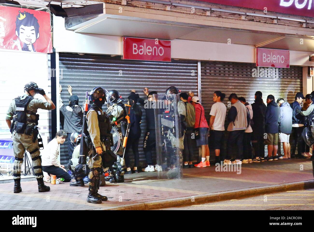 Hong Kong, Cina. 01st, dicembre 2019. Migliaia di pro-democrazia manifestanti unire la pacifica marzo da Tsim Sha Tsui di Hung Hom. Più di un centinaio di persone sono arrestati e cercato dalla polizia a Mongkok intorno a mezzanotte. Foto Stock