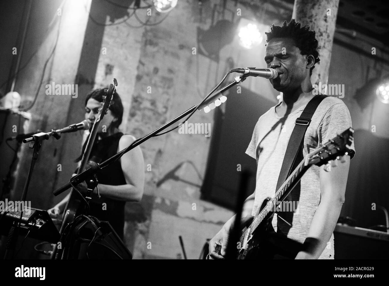 Glasgow/SCOZIA - Maggio 2018 - Rev banda magnetica Luke Sutherland dal vivo sul palco in occasione di una mostra in stereo di Glasgow Foto Stock