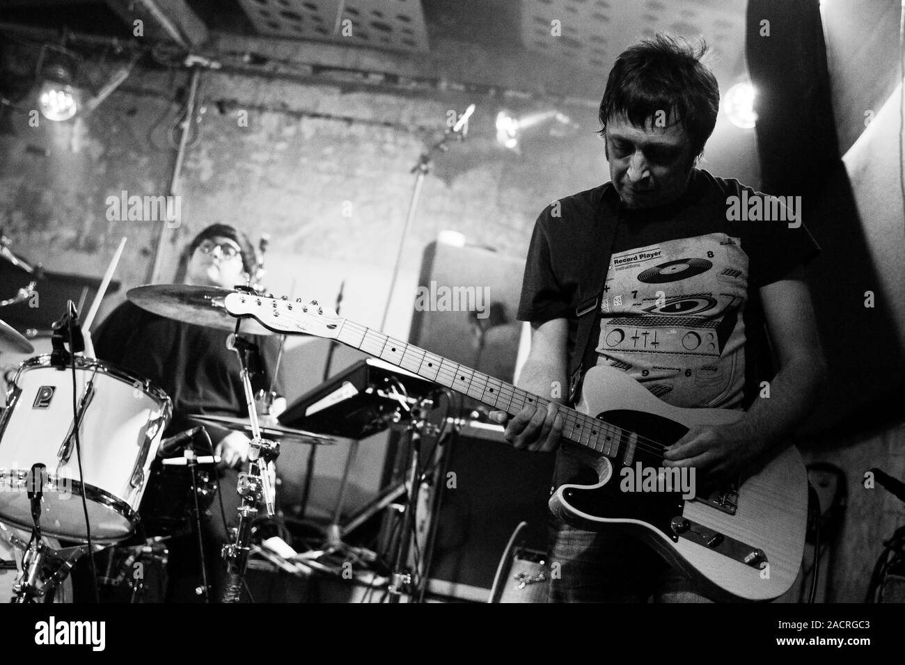 Glasgow/SCOZIA - Maggio 2018 - Rev banda magnetica Luke Sutherland dal vivo sul palco in occasione di una mostra in stereo di Glasgow Foto Stock