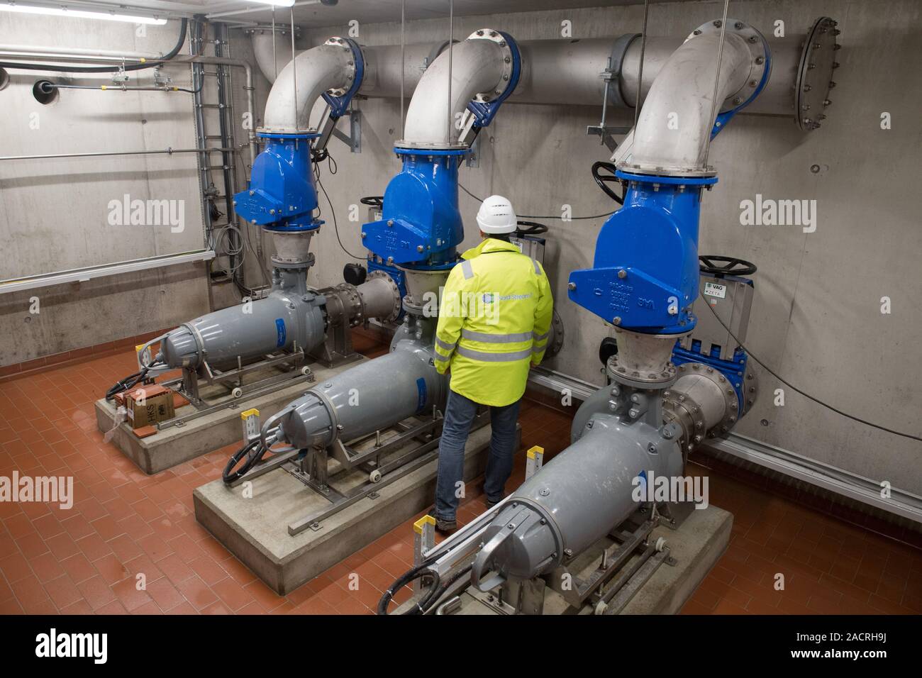 Greifswald (Germania). 02Dec, 2019. Le pompe sono installate nel nuovo sistema di filtrazione sulla ringhiera del Greifswald impianto di trattamento delle acque reflue. Al fine di consentire lo scarico delle acque reflue pulite con un minor numero di nutrienti nelle acque di Bodden e il Mar Baltico, cinque impianti di trattamento delle acque reflue riceveranno ulteriori azoto-filtri di ritegno dall'investitore Nord Stream come compensazione per i danni ambientali causati dalla costruzione della seconda Mar Baltico pipeline 'Nord Stream 2'. Credito: Stefan Sauer/dpa-Zentralbild/dpa/Alamy Live News Foto Stock