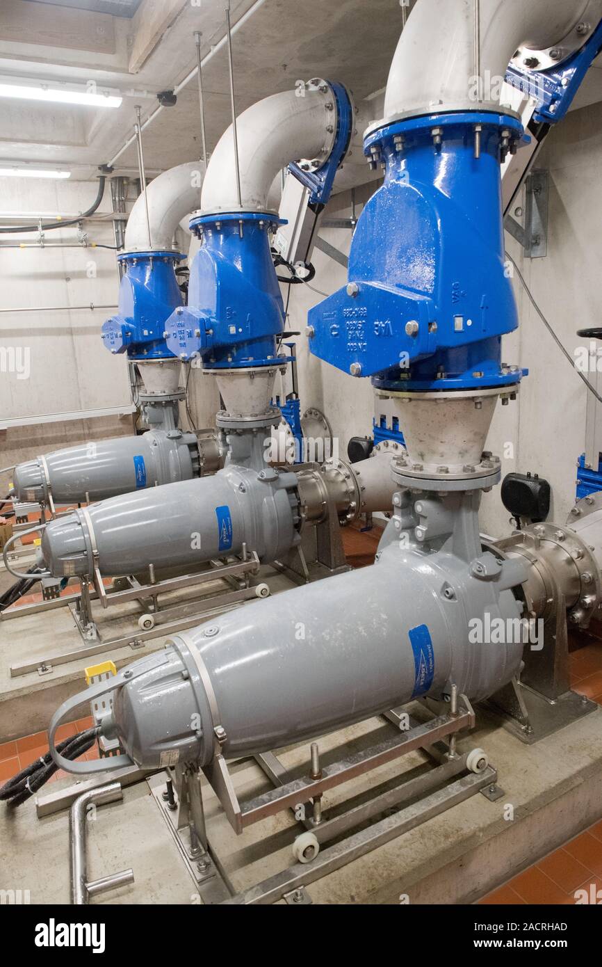 Greifswald (Germania). 02Dec, 2019. Le pompe sono installate nel nuovo sistema di filtrazione sulla ringhiera del Greifswald impianto di trattamento delle acque reflue. Al fine di consentire lo scarico delle acque reflue pulite con un minor numero di nutrienti nelle acque di Bodden e il Mar Baltico, cinque impianti di trattamento delle acque reflue riceveranno ulteriori azoto-filtri di ritegno dall'investitore Nord Stream come compensazione per i danni ambientali causati dalla costruzione della seconda Mar Baltico pipeline 'Nord Stream 2'. Credito: Stefan Sauer/dpa-Zentralbild/dpa/Alamy Live News Foto Stock