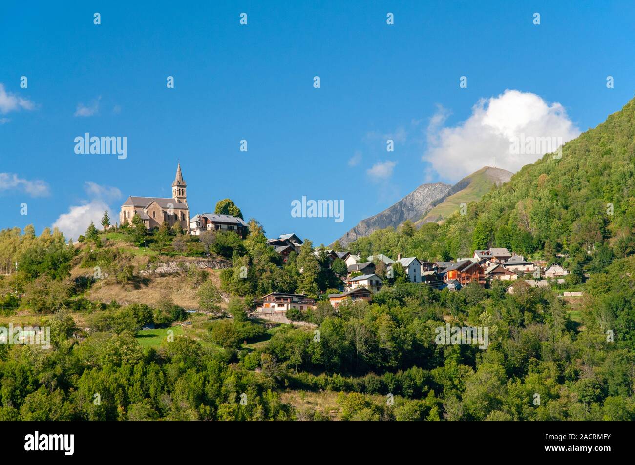 Il piccolo villaggio di Mizoen nelle Alpi, Isere (38), Auvergne-Rhone-Alpes regione, Francia Foto Stock