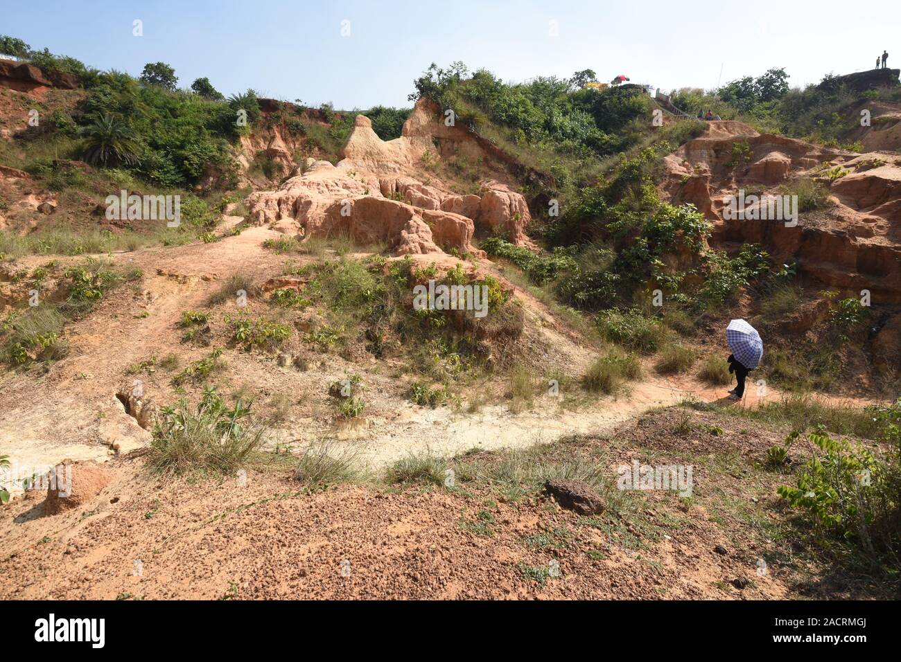 Visitatori presso i Gangani anfratti del Shilabati o Shilai riverbank in Garbeta, West Bengal, India. Foto Stock