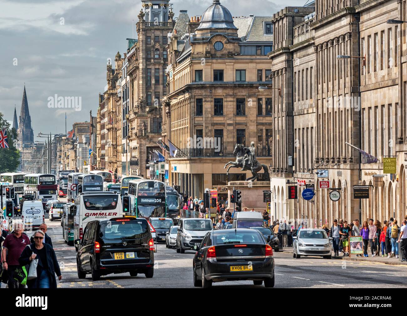 Scozia Edimburgo Princes Street giorno grave congestione del traffico con vetture di autobus e tram Foto Stock