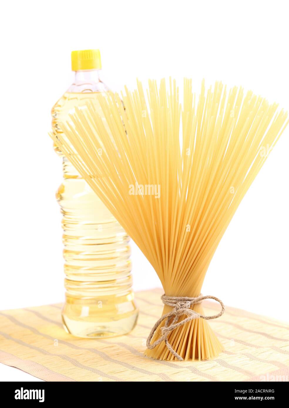 Mazzetto spaghetti, olio su una tabella-igienico Foto Stock