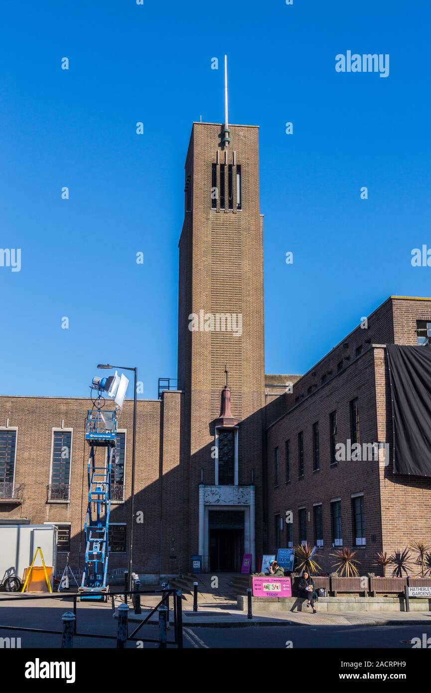 Arri D40 fresnel HMI lamphead su un elevatore a pantografo truccate per un film shoot, Hornsey Town Hall, 1933 da Reginald Uren, Hornsey, Londra, Inghilterra Foto Stock